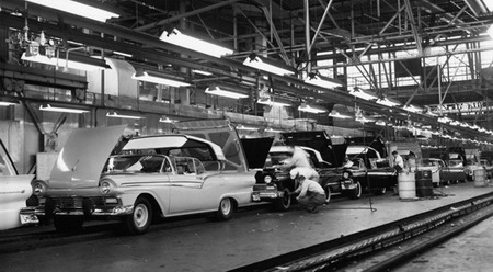 Производственная линия Ford Skyliner '1957