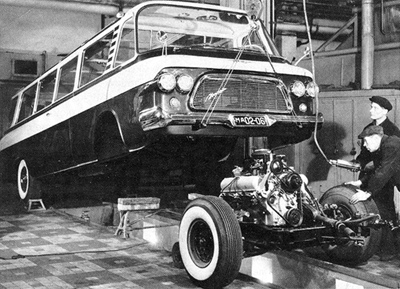 Сборка первого опытного образца "Юности". Виден подрамник, на котором крепился силовой агрегат, передняя подвеска с тормозами и рулевое управление.