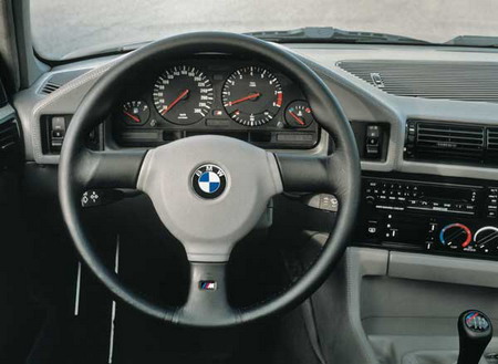 Салон с рулём M-Technic II Steering Wheel (за доплату, на NA-spec устанавливались)